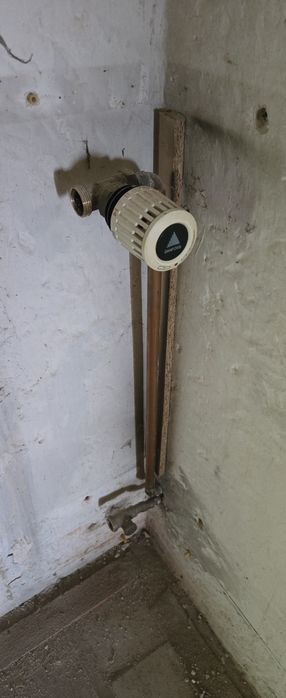 Grzejnik, kaloryfer stalowy z termostatem 90/60/5 cm oraz 80/60/9 cm.
