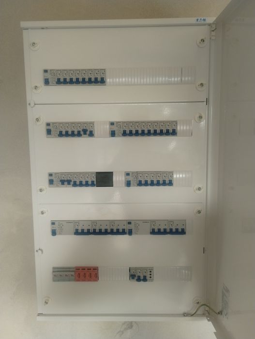 Elektryk, Usługi elektryczne