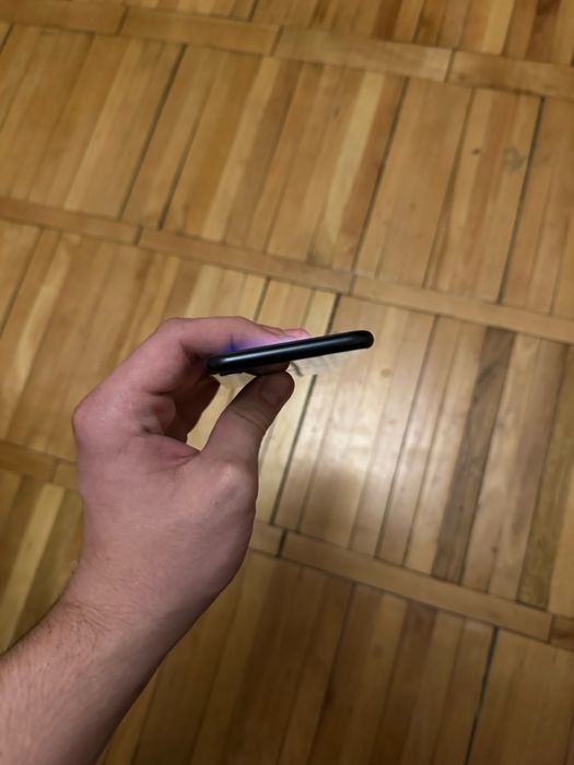 iPhone SE 3 64GB чорний, батарея 100%, sim не працює тільки Wi-Fi