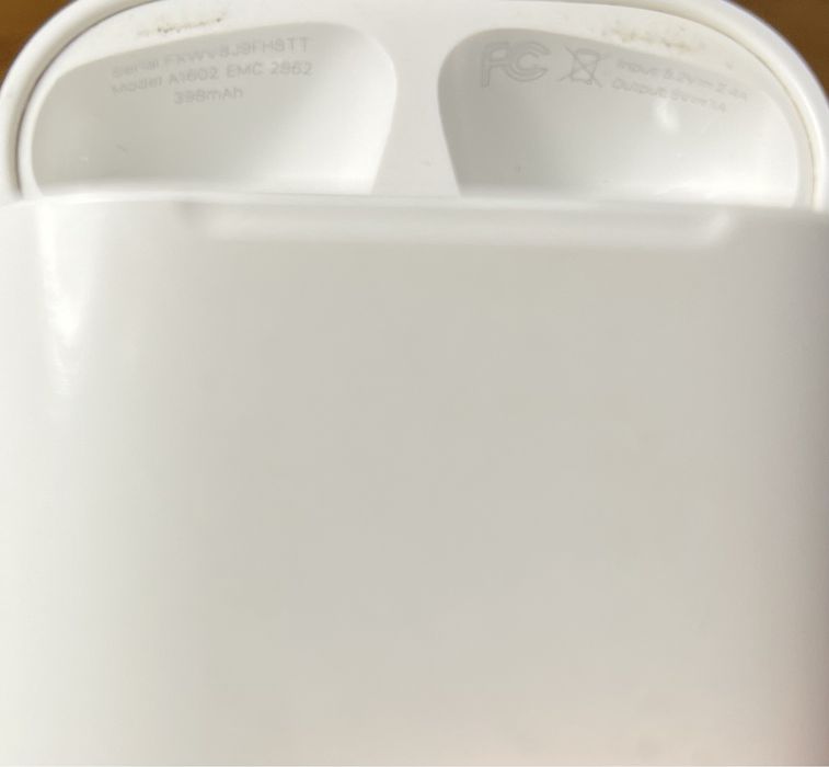 Бокс наушников  Air Pods ( model A 1602) за все.