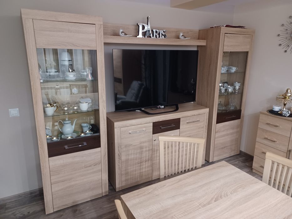 Meble  zestaw mebli  szafa  stół  krzesła   komoda