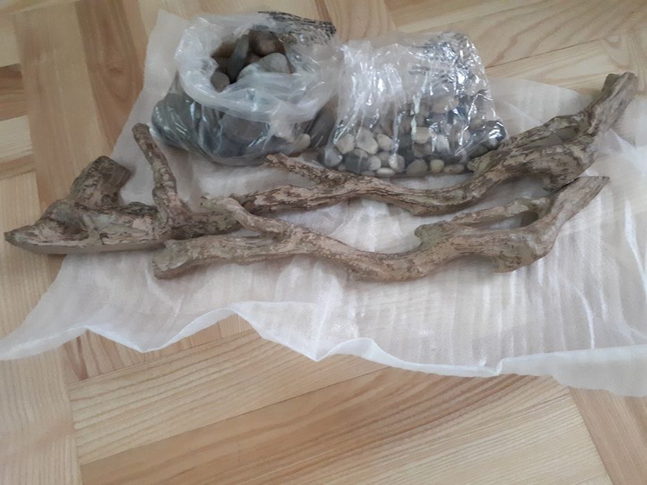 Zestaw imitacji  kawałków drewna i kamieni do kominka elektrycznego.