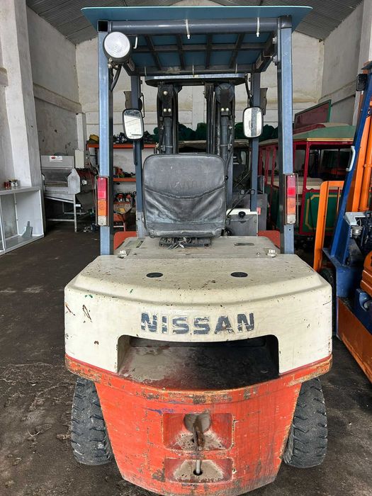 Empilhador Nissan 25 a gasóleo