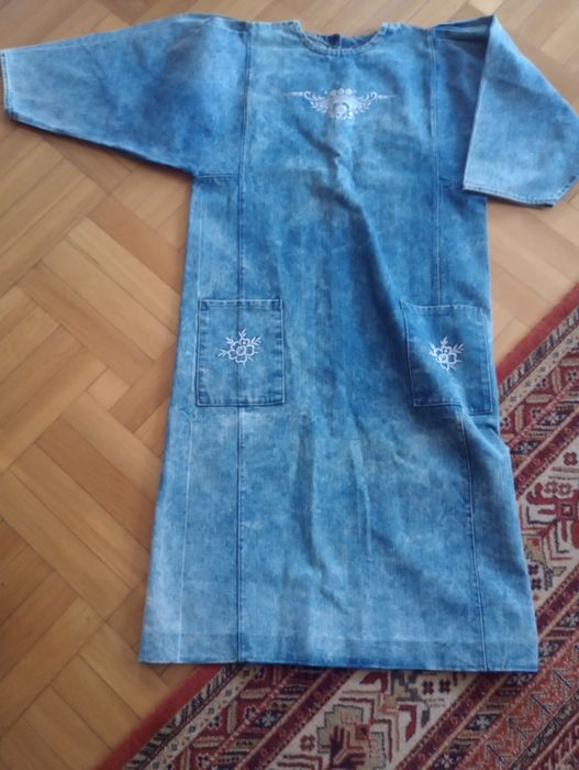 Sukienka jeans z haftem
