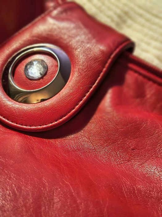 Czerwona torebka damska – elegancka, ozdobna z diamencikiem