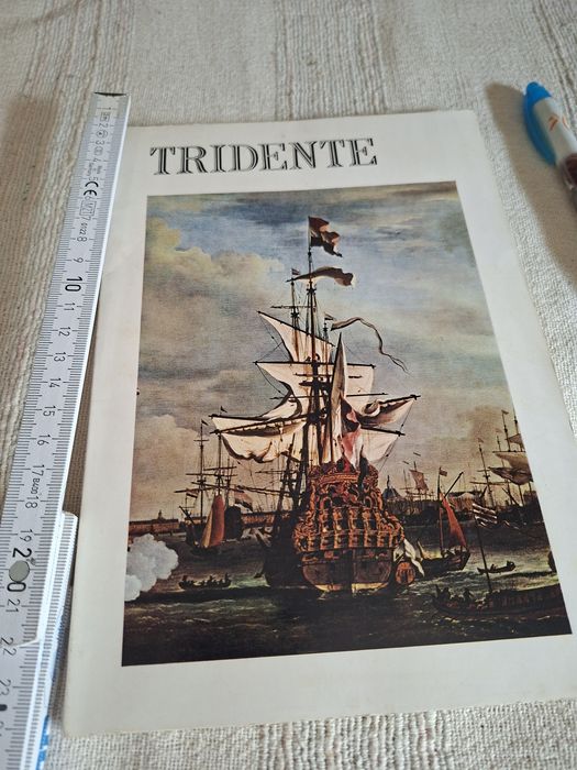Exemplar da revista Tridente escola naval