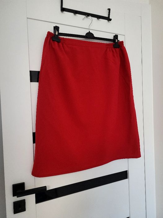 Elegancka czerwona spódnica na podszewce, rozm.54.