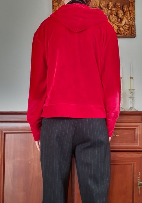 Czerwona welurowa bluza