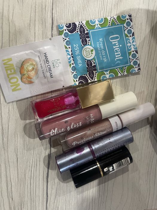 Помади 5 штук + подарунок, все  за 150 грн