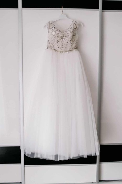 Suknia ślubna w stylu glamour, koło, poduszka na obrączki.