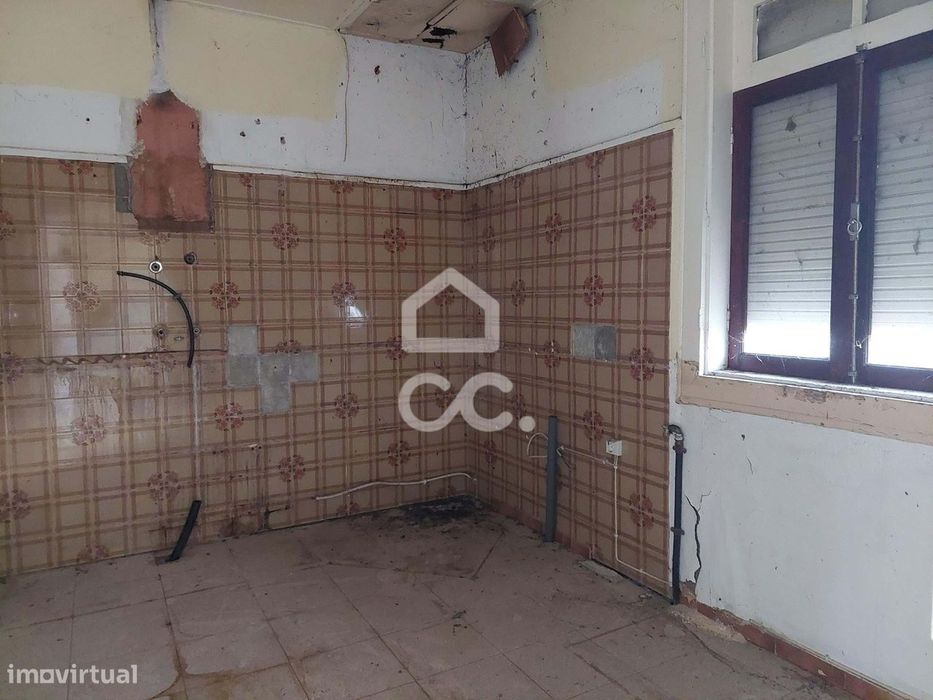 Moradia para restauro com terreno na periferia da cidade excelente opo