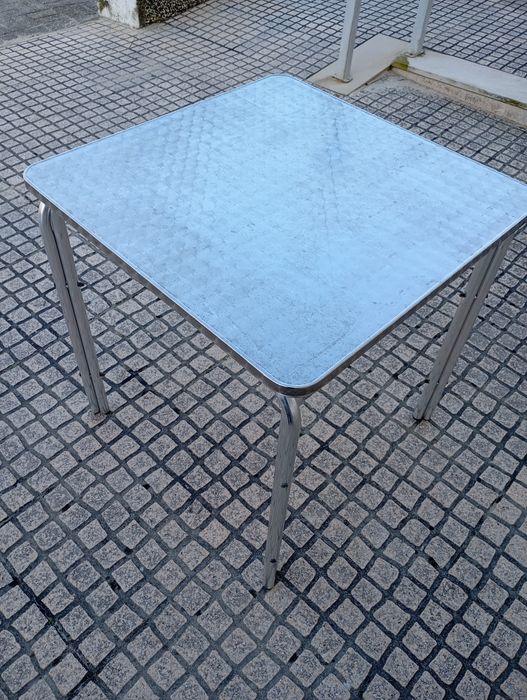 Mesa     quadrada . pé em alumínio,inox forrado madeira