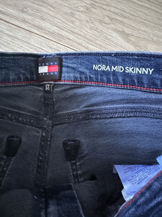 Jeansy rurki Nora Mid Skinny Tommy Jeans 26/30 xs/s
