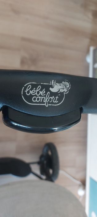 Carinho de bebé usado com capa de proteção