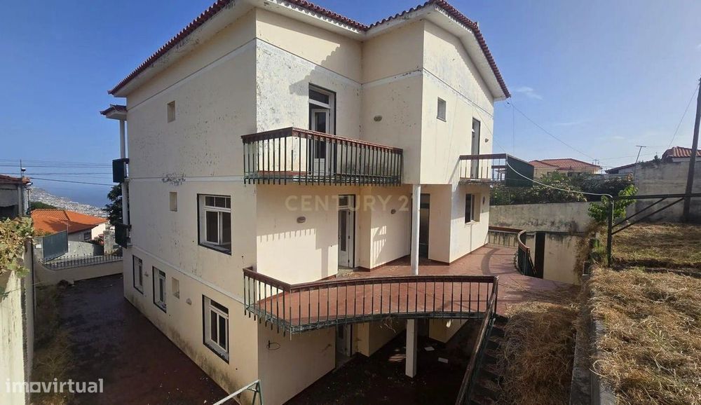 Moradia T4 com Terreno e Amplos Espaços - Santo António, Funchal