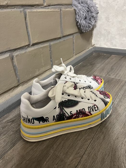 білі кросівки на платформі Love Moschino з графічним принтом.