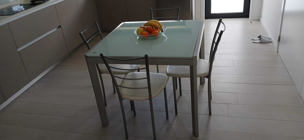 mesa de jantar extensível / com 4 cadeiras
