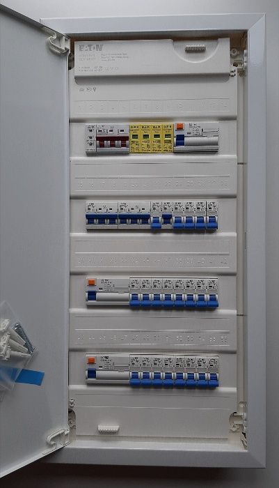 Rozdzielnia EATON 48 z zabezpieczeniami przesznurowana