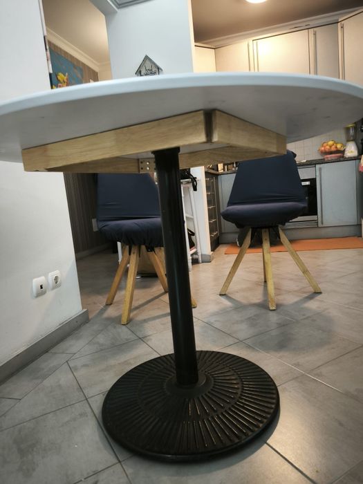 Venda de uma Mesa redonda com cadeiras