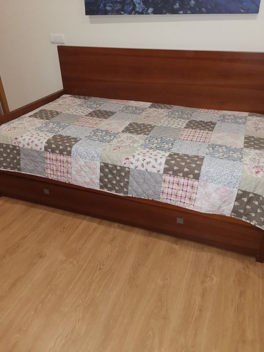 Cama  com arrumos por baixo