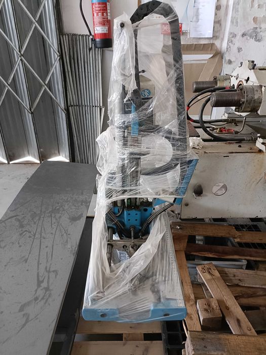 Robot pica-jitos para maquina injeção plástico