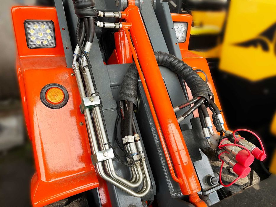 Фронтальний  телескопічний  навантажувач TDC 501, Avant