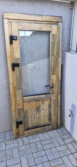 Porta de madeira com vidro duplo