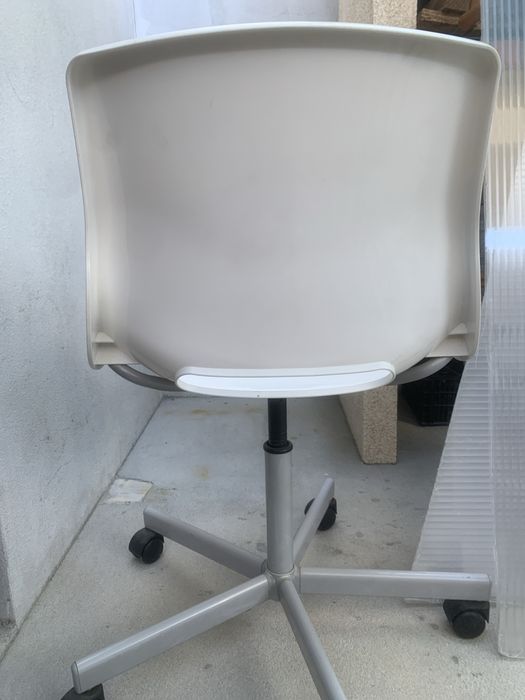Cadeira IKEA branca com rodas