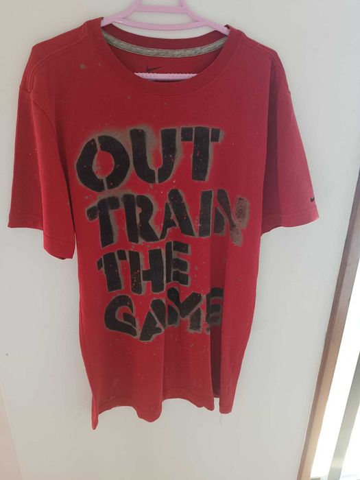 T-shirt Vermelha Nike (Estampa Spray "OUT TRAIN THE GAME")