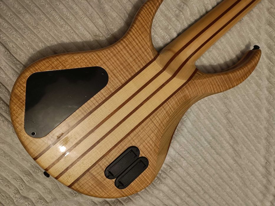 Baixo 5 cordas H.B. BZ-5000 Deluxe