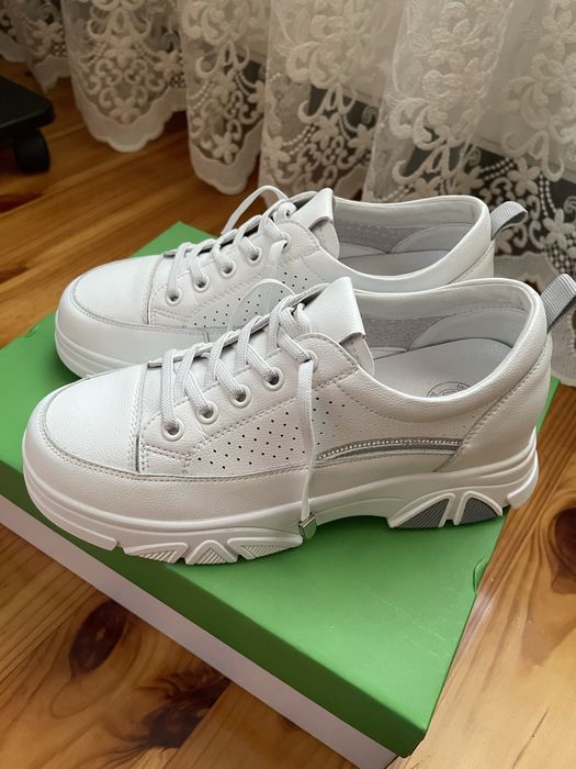 Шкіряні кросівки