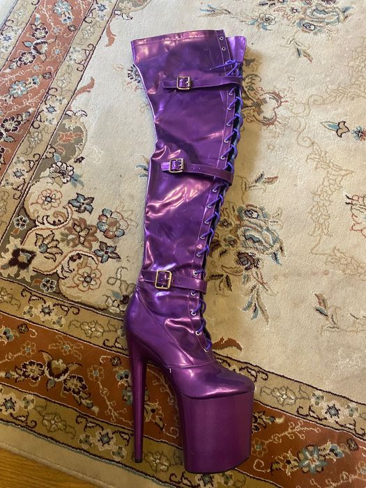 Стрипы ботфорты, Лаковані ботфорти, pleaser