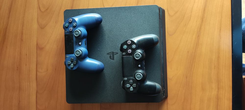 PlayStation 4 + 2 Comandos