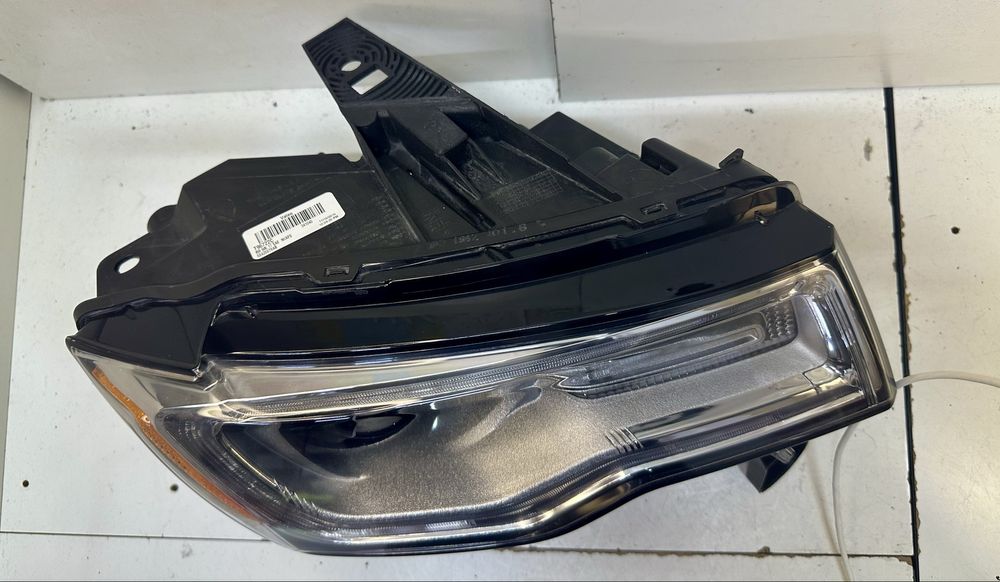 Фара права Jeep Grand Cherokee Xenon 68426878AB 2017 -2021