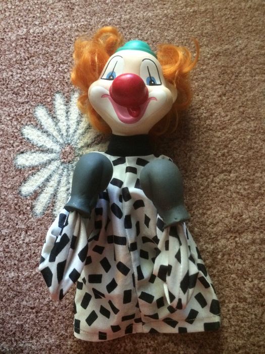 Іграшка клоун-боксер з механічним керуванням.