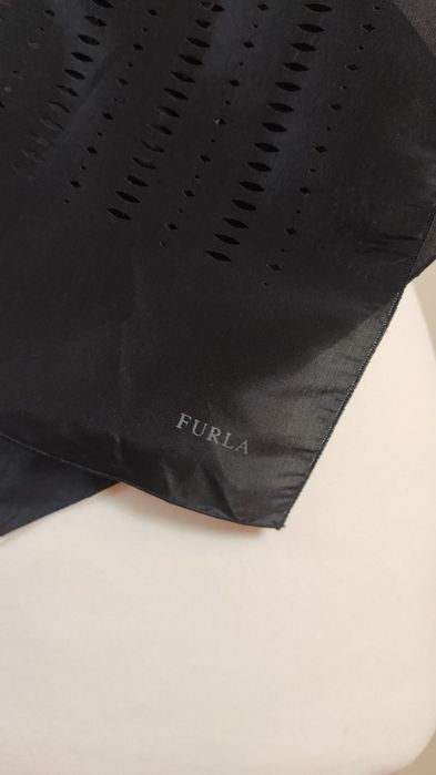 Czarna chustka Furla z jedwabiem (30%)