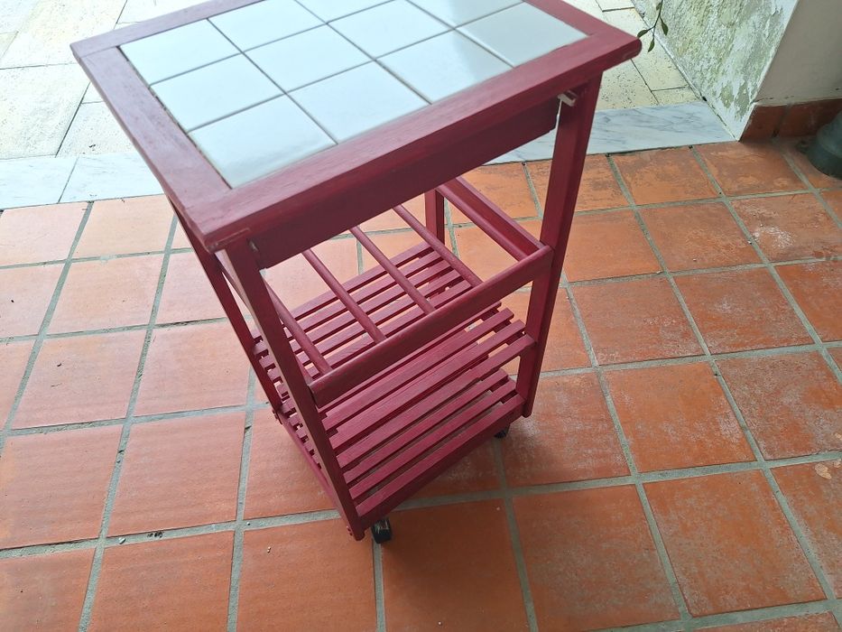 Mesa decorativa com bastante arrumação