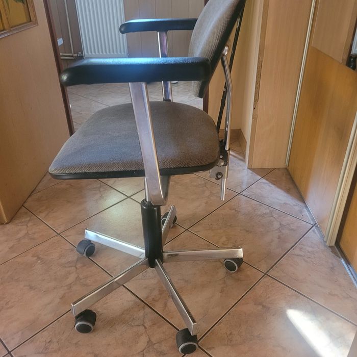 Fotel biurowy obrotowy