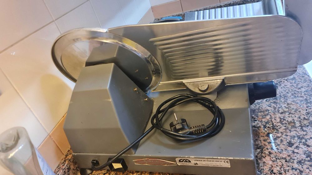 Máquina de cortar queijo e fiambre – 120 €