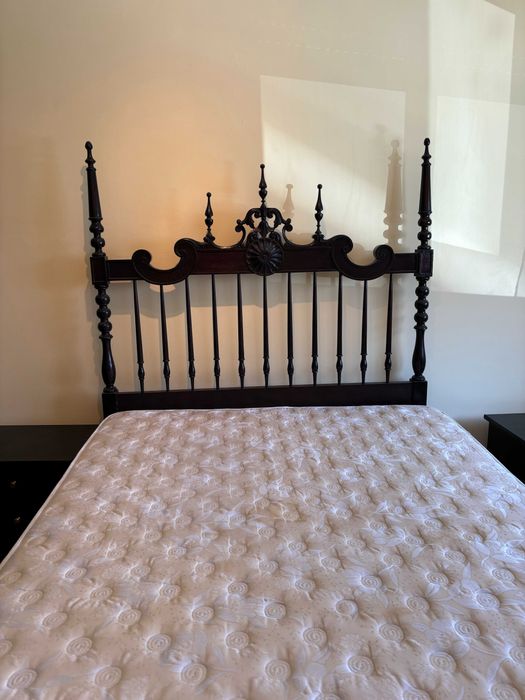 Cama em madeira + colchão