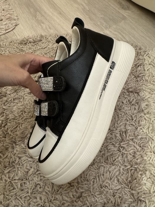 Продам женские кроссовки