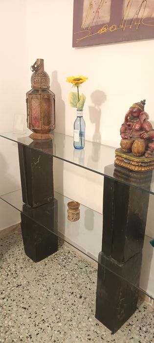 Mesa em vidro e blocos granito. 2 andares