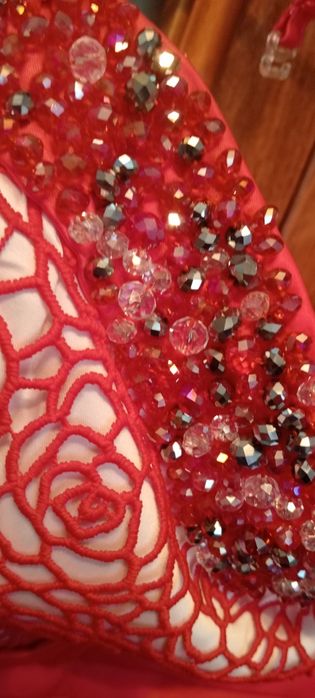 Сукня,святкова,з елементами атласу та мережива