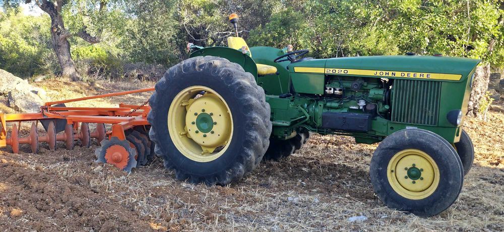 Limpeza de Serviços de Terreno Agriculas com trator , moto serras e roçadora