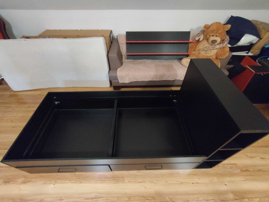 Łóżko młodzieżowe z szufladami i zagłówkiem na książki