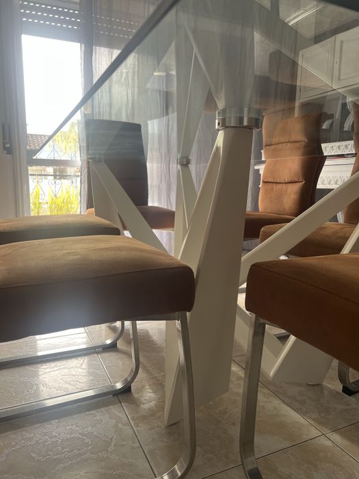 Conjunto de mesa e cadeiras