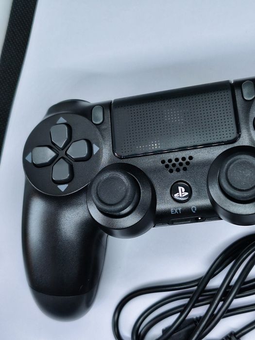 Comando para PC/PS4 Em ótimo estado + cabo.