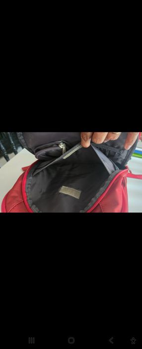 Mala cinzenta para PC e mochila vermelha para PC