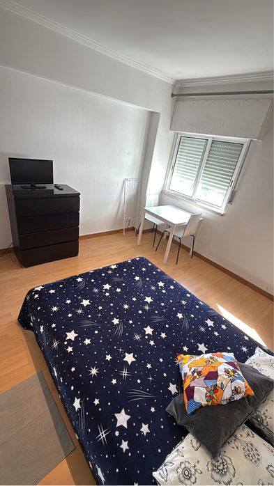 Quarto mobiliado na Moita ao pé da camara municipal auto carro na porta para Lisboa 35 minutos