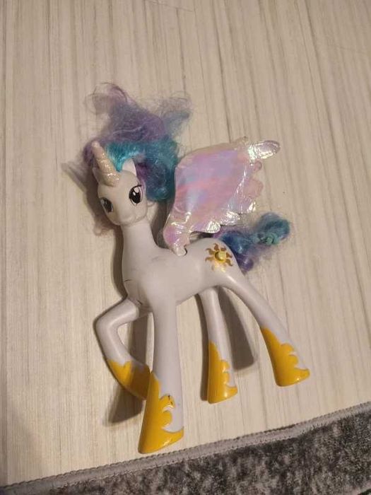 figurka księżniczka Celestia z serii My Little Pony od Hasbro